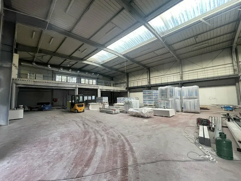 A louer 935 m² d'activité/ bureaux