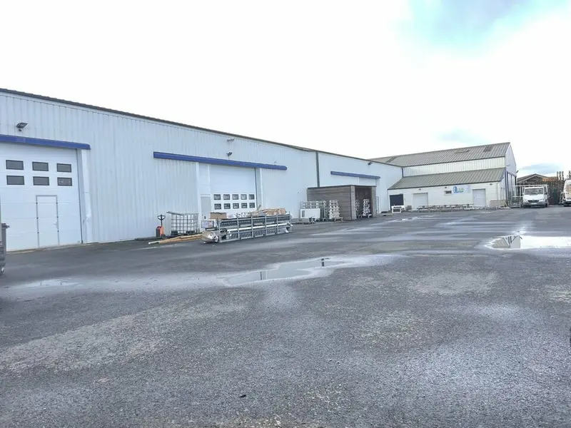 A louer 1 200 m² de stockage au sud de Caen.