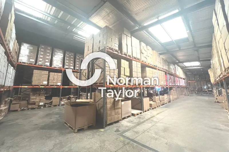 Locaux d'activité à Montpellier Sud, grande parcelle de terrain 