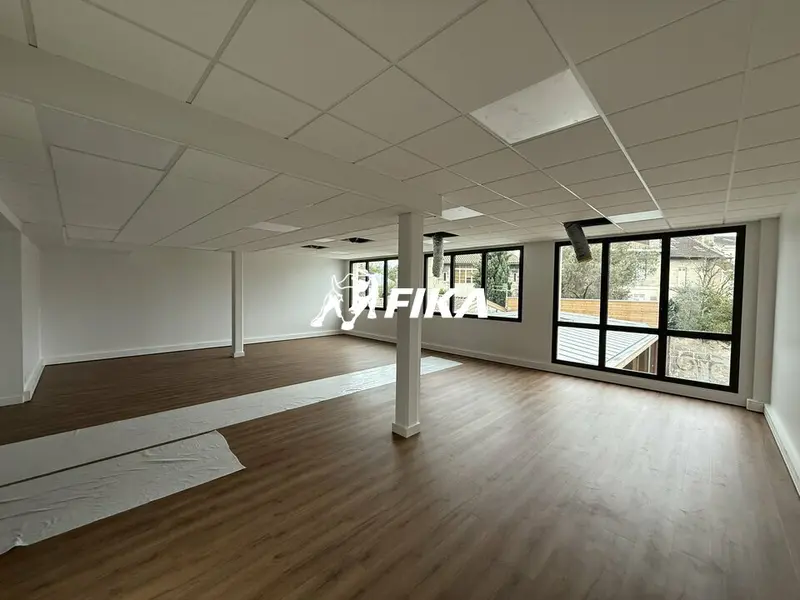 BUREAUX - A LOUER - 478 m² - (33800) BORDEAUX