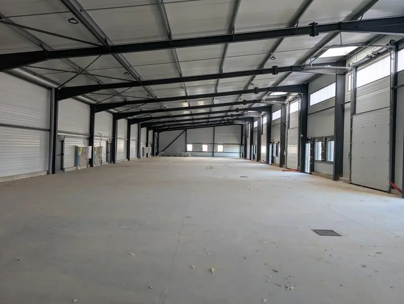 Local industriel ou artisanal neuf livré brut comprenant 6 cellules, 