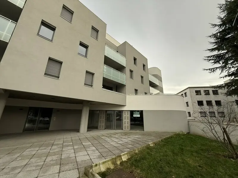 A LOUER / LOCAL COMMERCIAL  BIHOREL