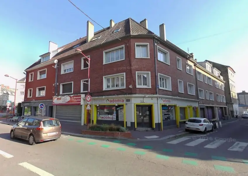 Local commercial ou bureaux d'angle dans le centre.