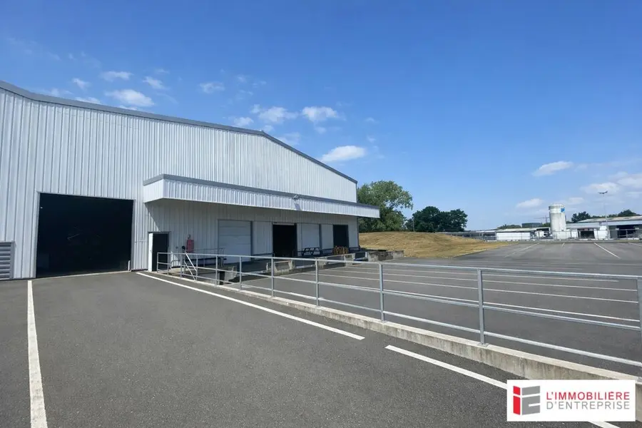 Site logistique & tertiaire indépendant  4 668 m²  Noyal-sur-Vilaine