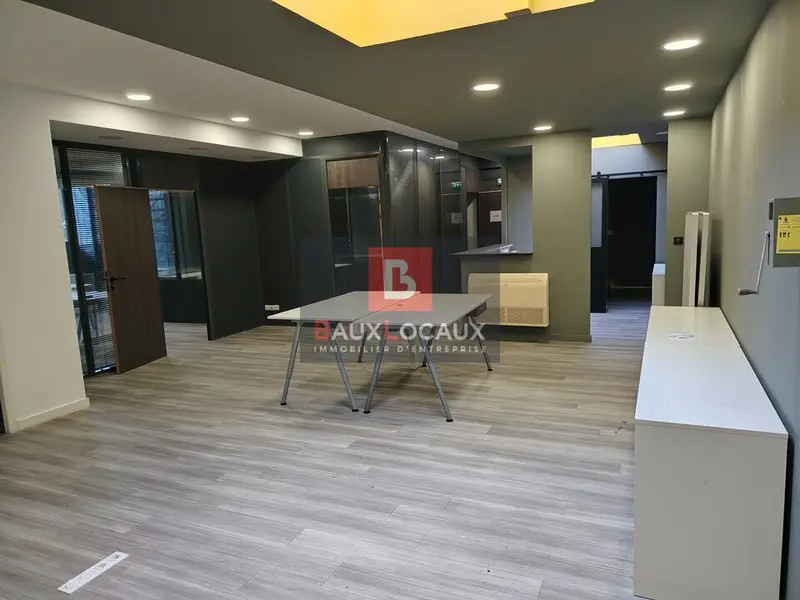 Location Bureau en R+1 avec partie stockage RDC 165 m² Istres