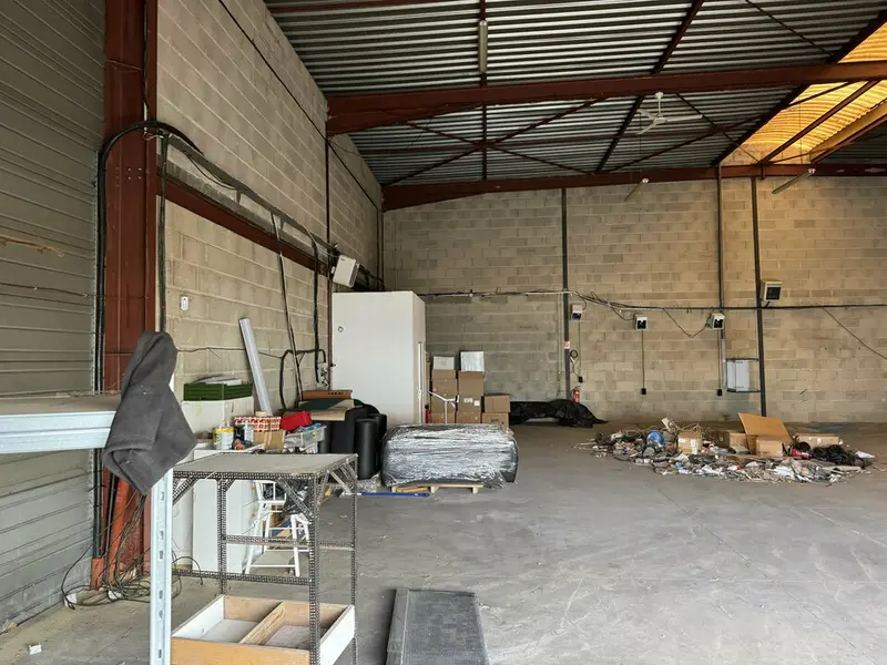 Local d'activité traversant