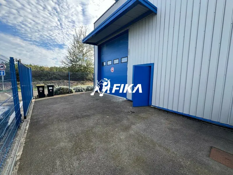 A LOUER - LOCAL D'ACTIVITE - 252 m² - (33127) - ST JEAN D'ILLAC