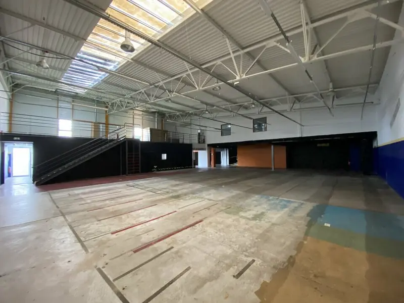 Local commercial à la location de 1 196 m²