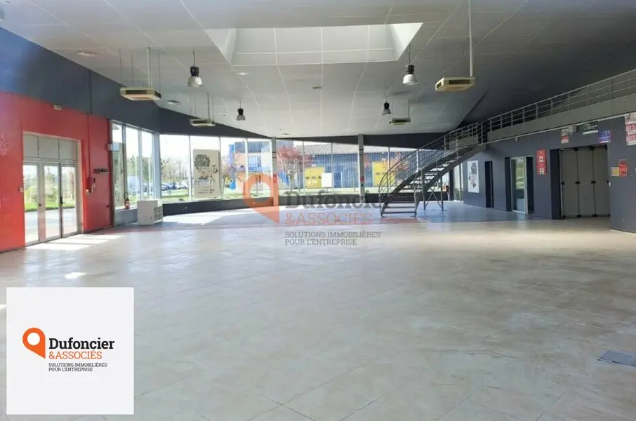SHOW ROOM AVEC BUREAUX 640M²  NORD DE CHATELLERAULT (86)