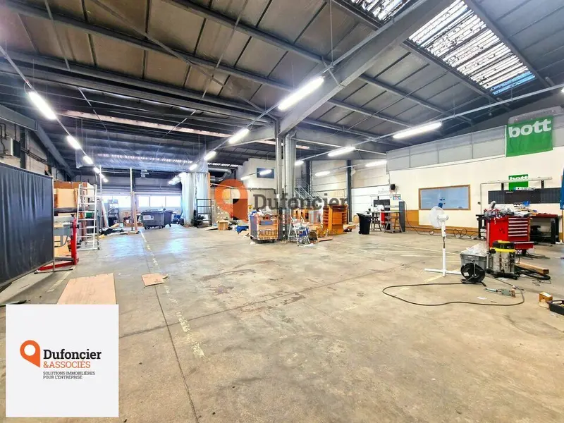 A vendre Locaux d'activité 1900m² Poitiers