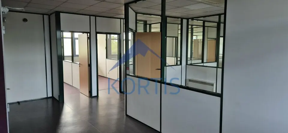 BRON ACTIVILLAGE - Plateau de bureaux en R+1 de 214 m² + 4 parkings