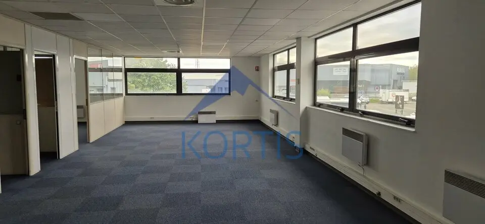 À LOUER  Bureaux & activité  733 m² avec parkings
