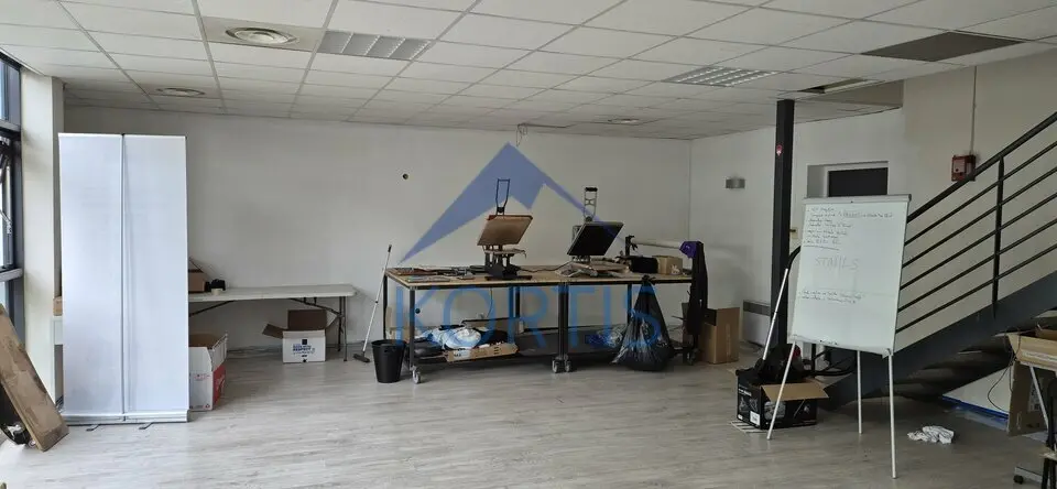 À LOUER  Bureaux & activité / Commerce  282 m² avec parkings