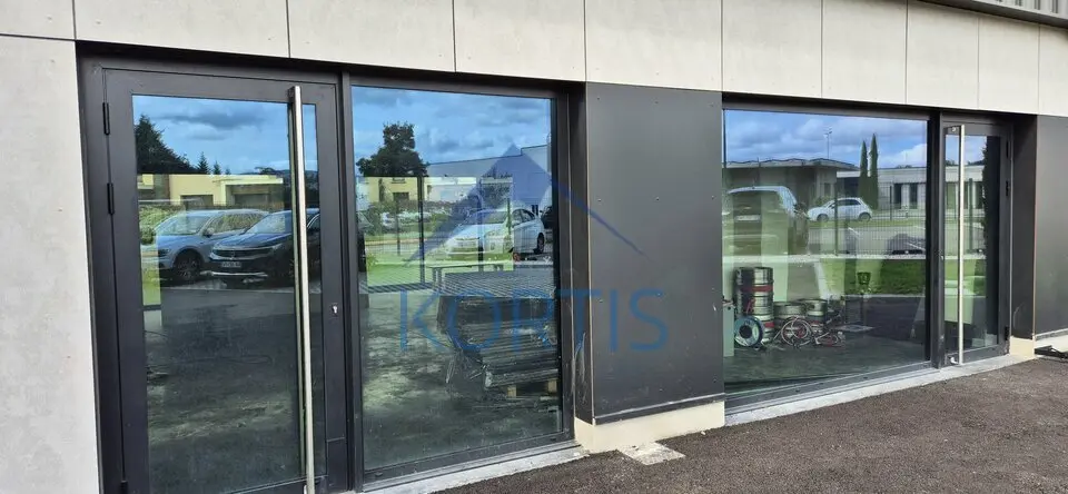 À LOUER  Local de 63 m²  Idéal bureaux ou activité de services