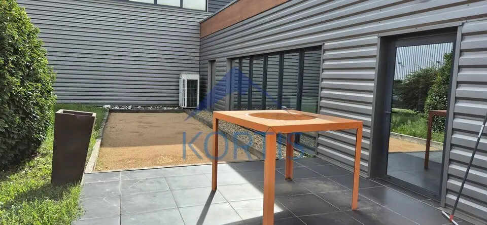 À LOUER ou À VENDRE  Local de 250 m²