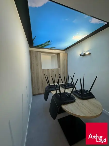 SAINT JEAN DE LUZ, plein centre, A LOUER, local de 120 m²