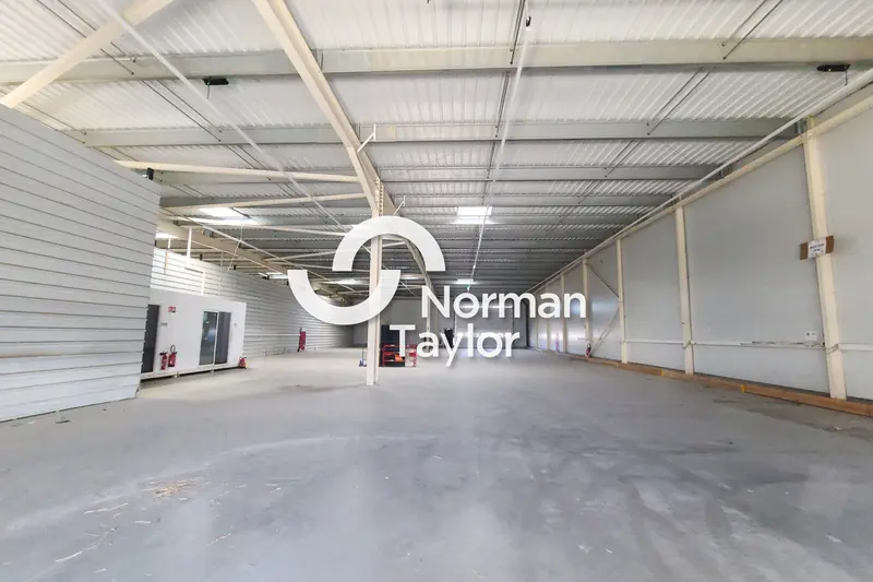 Local d'activité de 930 m² à louer  Béziers 