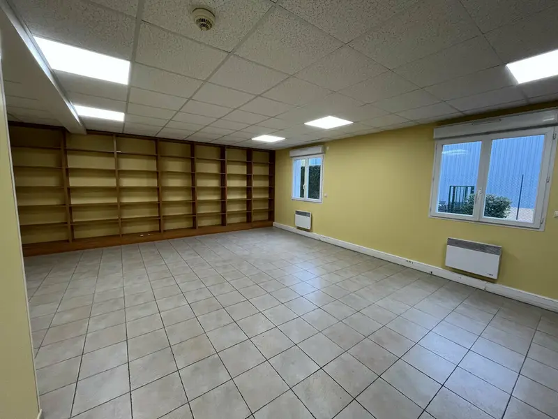Bureau à louer - Fontenay-Trésigny (77610) - 188 m² - 1 500 €/mois