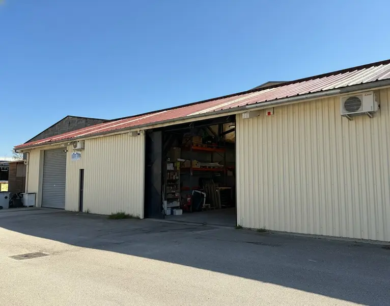 A louer Locaux d'activité 300m² Décines-Charpieu