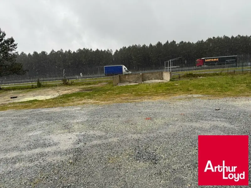 OPPORTUNITE RARE  LOCAL D'ACTIVITE 620 M2 AVEC VISIBILITE DIRECTE A63 
