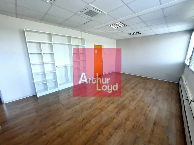 Bureau à louer - Cournon-D'Auvergne (63800) - 74 m² - 681 €/mois