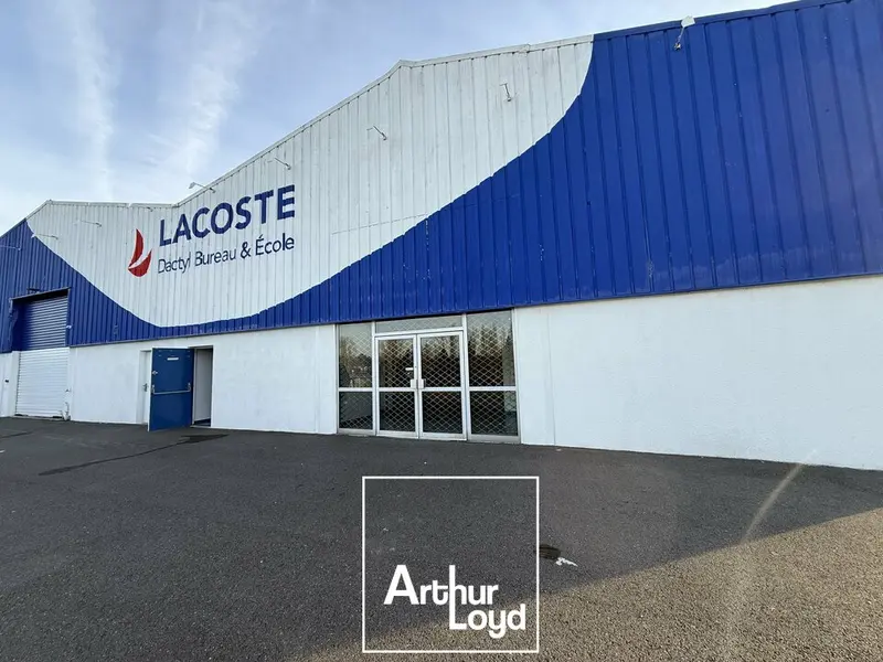 Local commercial de 700 m² à louer  Visibilité direct A20
