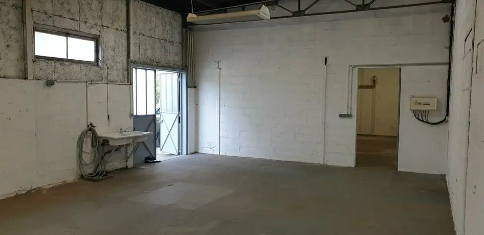 A LOUER - entrepôt 140m2