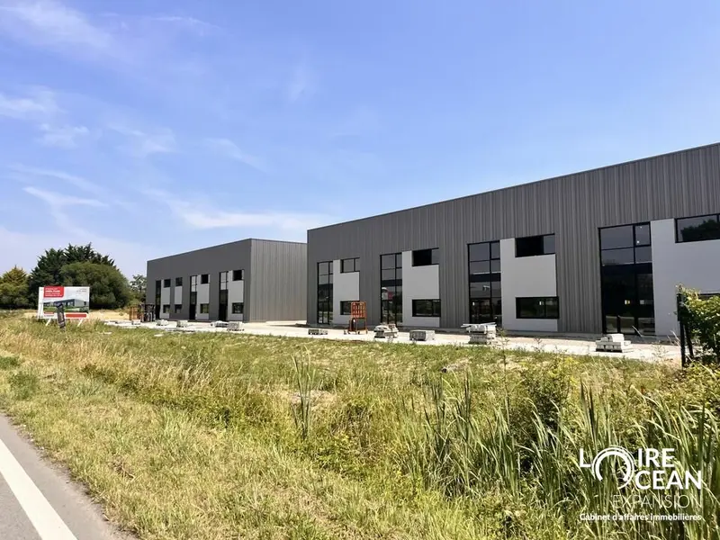 À LOUER  CELLULE D'ACTIVITÉS NEUVE 330m2  CRÉA PARK (Route de Paris)