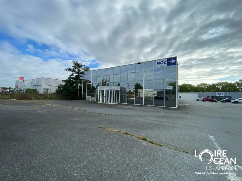 Local d'activité visible avec grand parking à louer au Herbiers (85) 