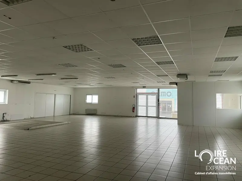 À louer  Local commercial / professionnel  336 m²  Vallet