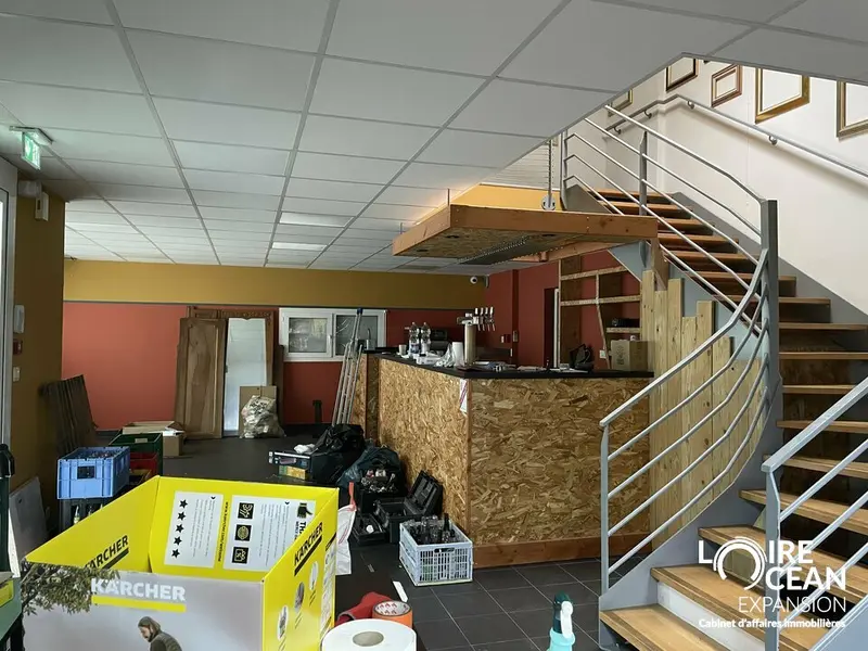 À louer  Local commercial / d'activités  Environ 278 m²  Vallet