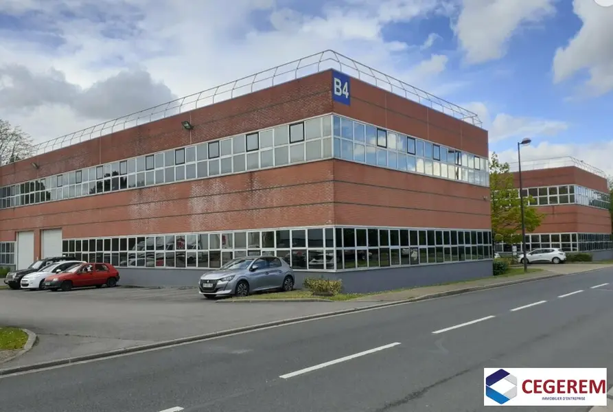 A SAINT THIBAULT DES VIGNES DES LOCAUX MIXTES DE 2219 M2