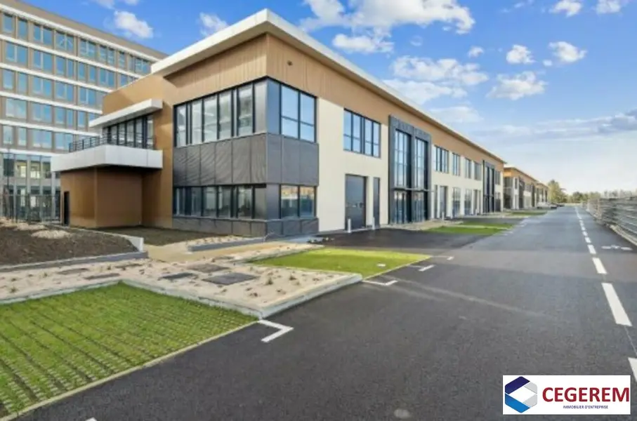 LOCAUX MIXTES DE 704 M2 A NANTERRE