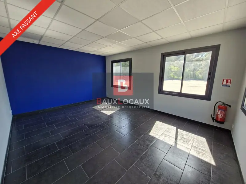 A LOUER  TERRAIN DE 900 M2 + 45 M2 DE BUREAUX SUR MARTIGUES