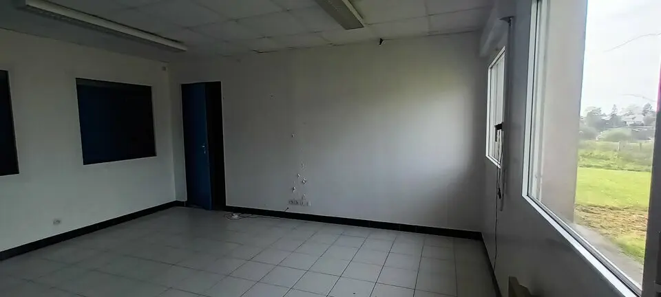 Dans un parc paysagé.