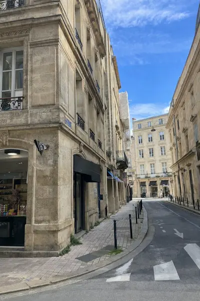 Bureau à louer - Bordeaux (33000) - 95 m² - 2 000 €/mois