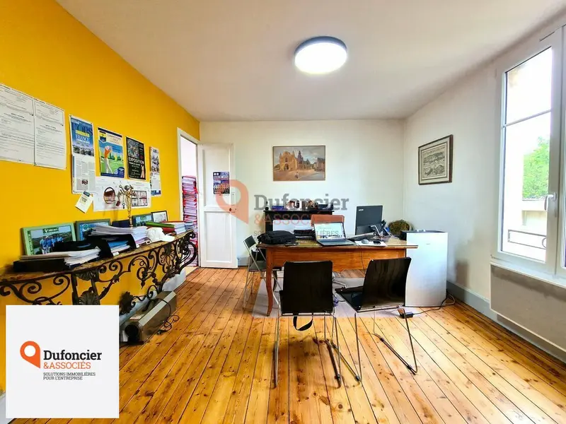 BUREAUX DE CARACTÈRE À LOUER  160 M²  PLACE NOTRE-DAME À POITIERS