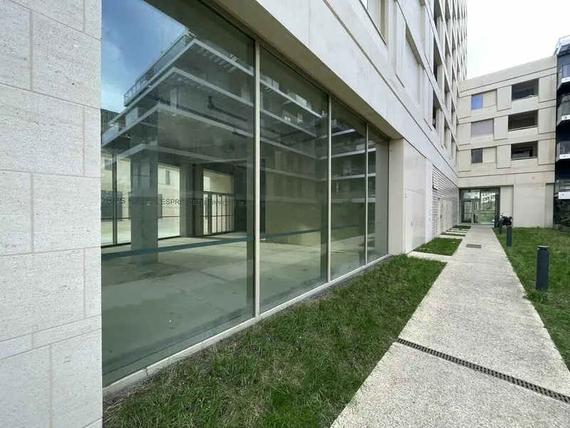 Local commercial de 118 m² + mezzanine à louer à Bordeaux 