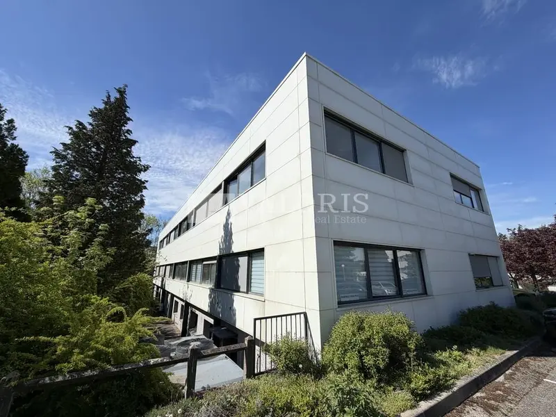 A louer Bureaux 340m² Champagne-au-Mont-d'Or