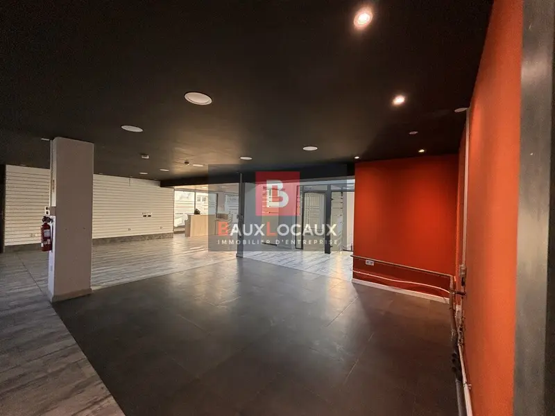 Orange  Local commercial d'environ  228 m² avec parking privatif
