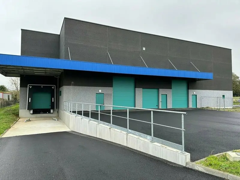 ENTREPOT PROCHE PENLY GRANDE HAUTEUR AVEC PONT 10T.