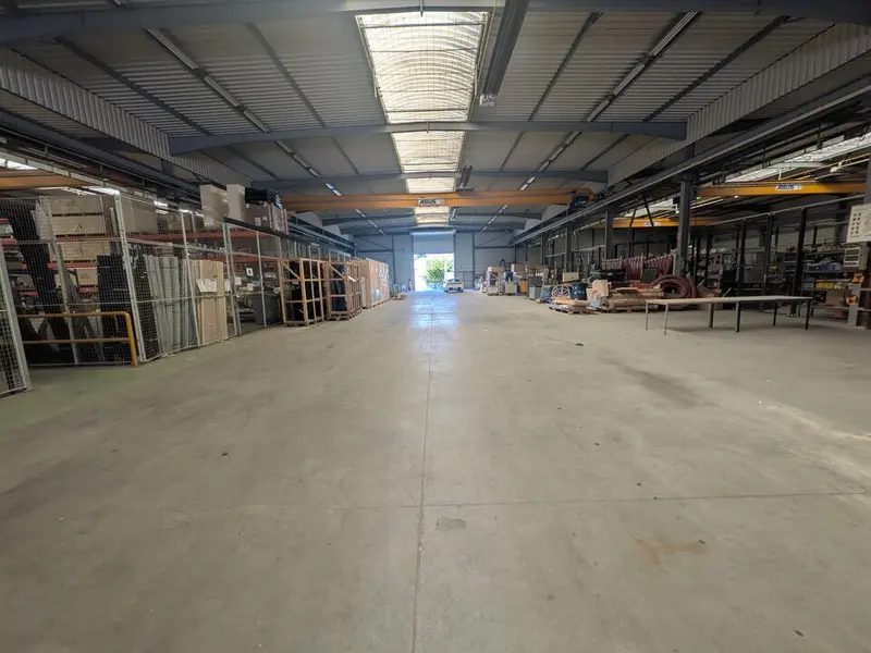 A louer local d'activité/entrepôt avec bureaux d'environ 1730m²