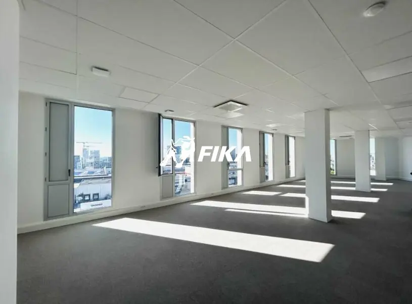 Bureau à louer - Bordeaux (33800) - 3037 m² - 53 159 €/mois