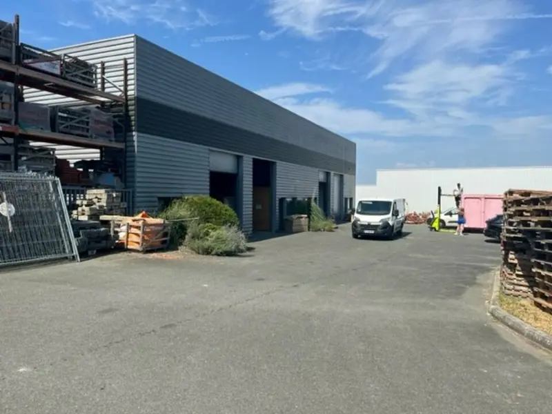 Entrepôt / Activité à louer - Bassens (33530) - 800 m² - 5 133 €/mois