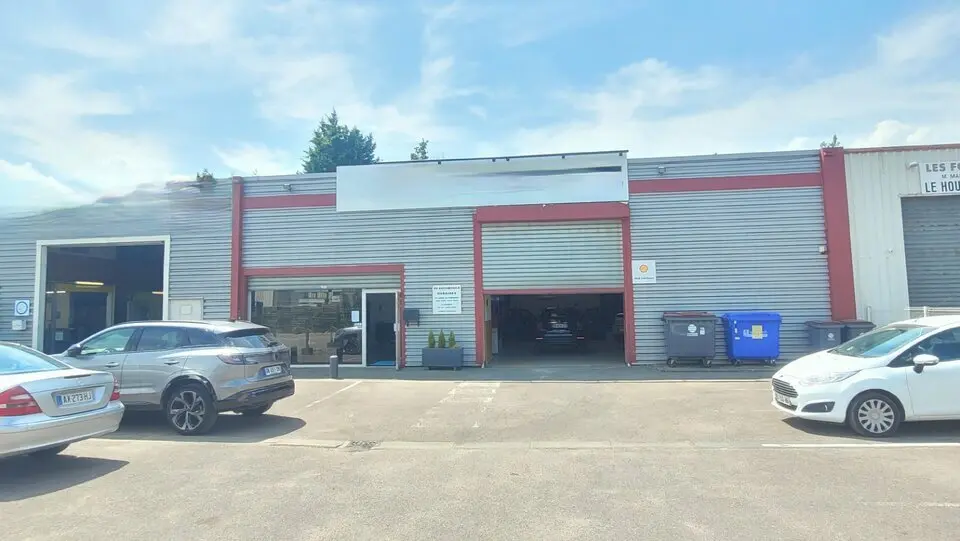 Local dans zone mixte commerces et activités.