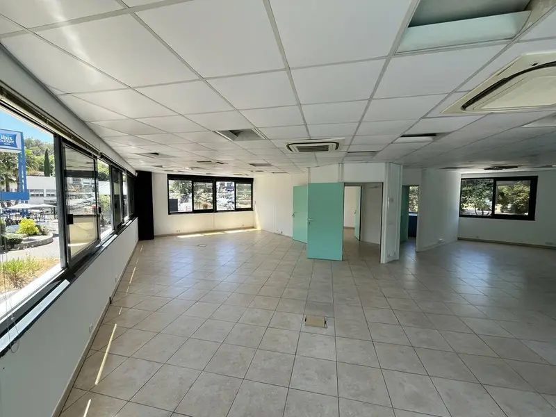 Local Commercial à louer - Vallauris (06220) - 200 m² - 3 500 €/mois
