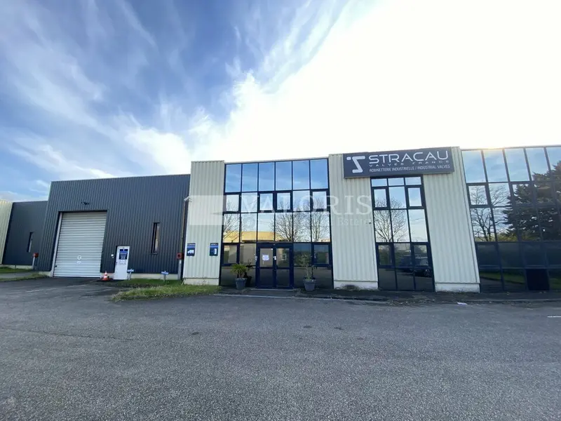 A louer Locaux d'activité 1858m² Genas