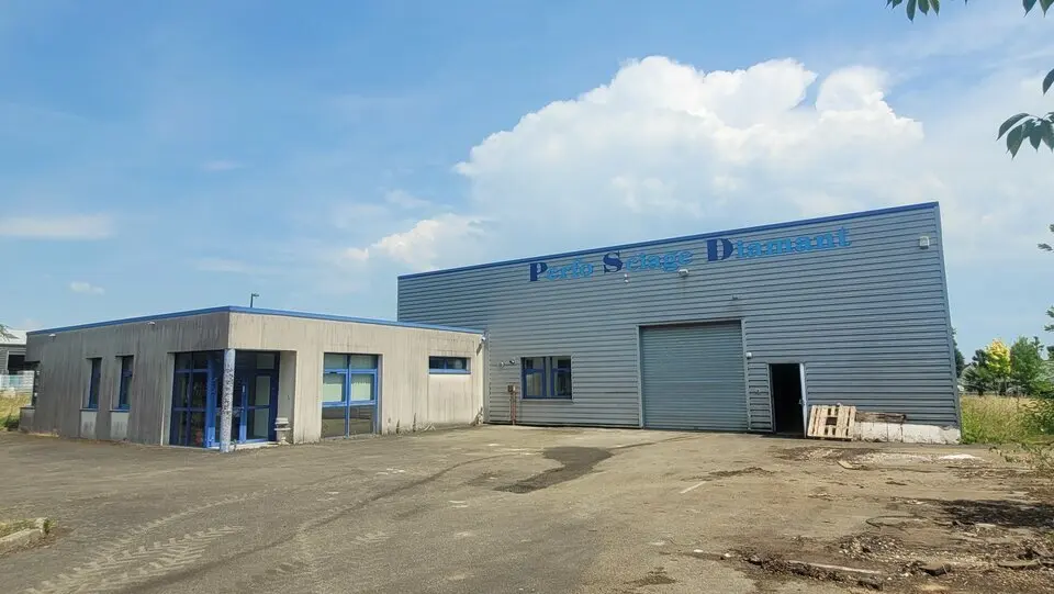Local indépendant sur une ZA proche de Rouen nord ouest.