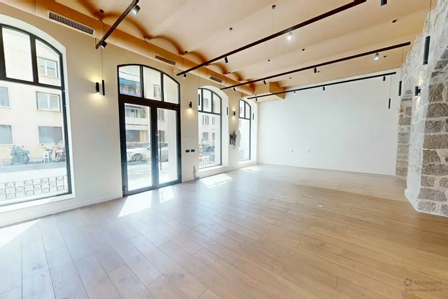 Local Commercial à louer - Nice (06300) - 107 m² - 3 000 €/mois