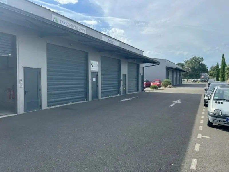 A Louer - Local d'activités et de bureaux - Saint André de Cubzac